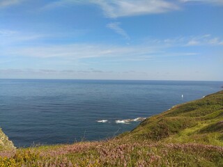 Costa Vasca, d&iacute;a primaveral entre los acantilados vascos. Espa&ntilde;a.