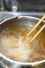 唐揚げをカラッと油で揚げる鍋