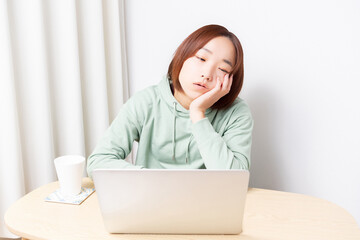 パソコンを使いながら落ち込んでいる女性