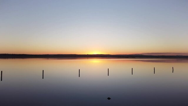 Video 4k de un lago con el espectacular reflejo del atardecer.