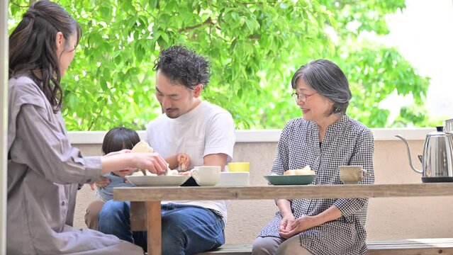 旅行のイメージで使えそうな3世代家族	
