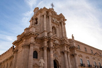 Fototapeta premium Scenic view on facade of Duomo Cathedral of Ortigia (Ortygia) in Syracuse (Siracusa), Sicily, Italy, Europe. Historic city center of Piazza del Duomo, UNESCO World Heritage Site. Mediterranean flair