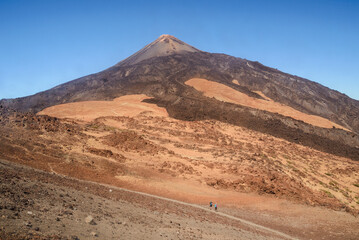 Fototapeta na wymiar El Pico del Teide es la montaña mas alta de España con 3,715mts, Parque Nacional del Teide, Tenerife, Islas Canarias, España