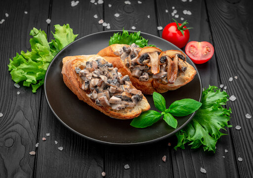 Bruschetta with fried champignons in a creamy sauce