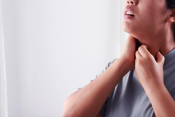 bacterial strep throat Most often there is a sore throat. groaning, low-grade fever, cough, sore throat