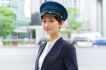 カメラ目線・帽子を被ったジャケットを着た日本人女性