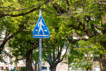 横断歩道を示す三角形の青い道路標識