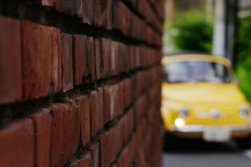 レンガと黄色いクルマ