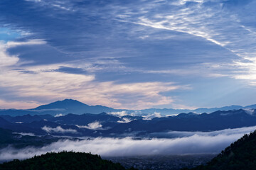 Fototapeta na wymiar 早朝の御嶽山と雲