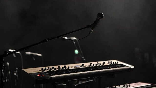 Pianist microphone on stage