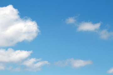 複数の白い雲と初夏の青空