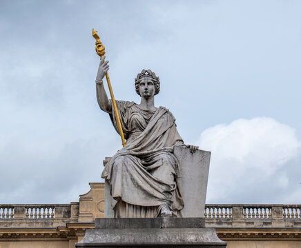 Statue représentant la Loi devant l'assemblée nationale française à Paris