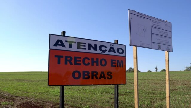 Placa trecho em obras