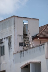 An old building, a residential dormitory in the middle of the city.