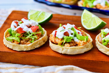 伝統的なメキシコ料理のソペス　ライムを添えて　Traditional Mexican Sopes served with Lime	