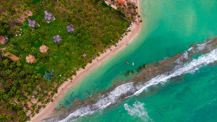 Ilha de Santo Aleixo em Pernambuco é um espetáculo de belezas naturais. Com origem vulcânica, praias com mar transparente e calmo.