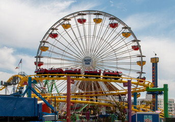 Ferris wheel and roller coaster on the Santa Monica Pier - obrazy, fototapety, plakaty