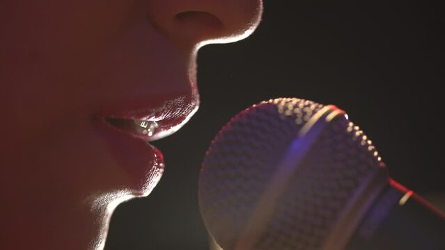 Microfone close up and a mouth talking