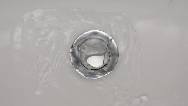 Lavabo qui se remplit d'eau avec clapet presque ferm&eacute;