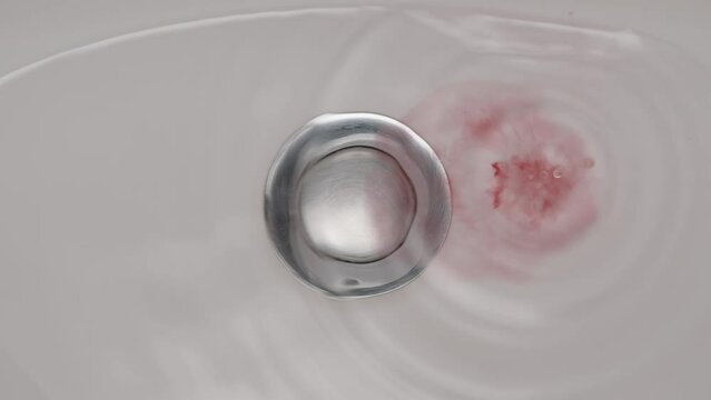 Sang qui goutte dans un lavabo rempli d'eau