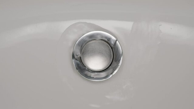&eacute;coulement d'eau dans un lavabo