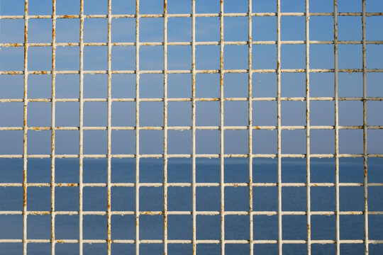 Metallgitter mit weißen Quadraten, Niedersachsen, Deutschland