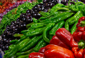 exhibition of peppers, eggplants and tomatoes in the market.