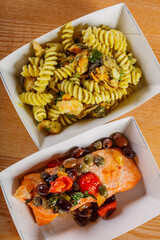 Primo piatto con fusilli, zucchine e gamberi e secondo piatto con salmone grigliate con olive,...