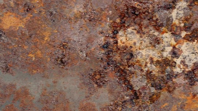 Nahaufnahme von Rost auf einer Eisenoberfl&auml;che. Oxidierte Metallpatte Kamerafahrt links nach rechts