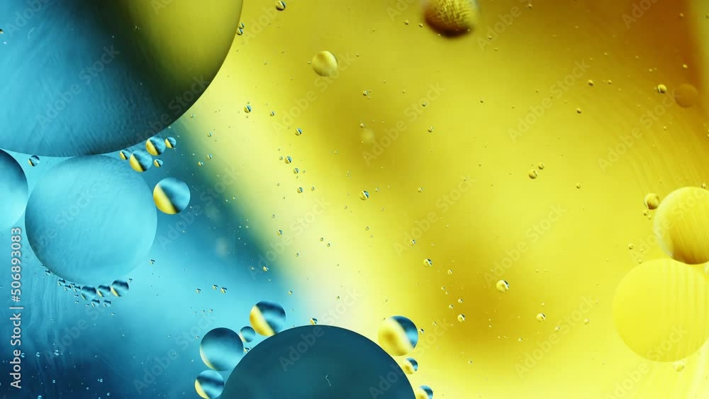 Poster real close up oil bubbles in water rotation with color gradient abstract mixing background.