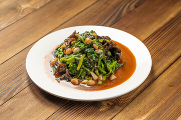 Nutritious and refreshing small cold dish - fungus mixed with spinach