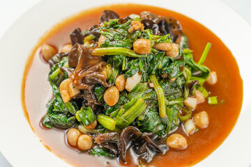 Nutritious and refreshing small cold dish - fungus mixed with spinach