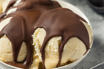 Sweet Hard Chocolate Shell Ice Cream Sundae
