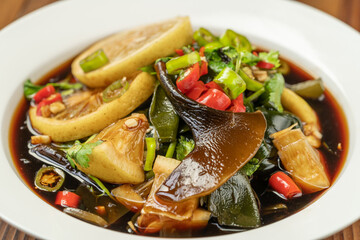 Fish and mix kelp root and kelp buckle