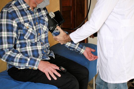 Paciente con ox&iacute;metro colocado en dedo &iacute;ndice derecho, en control  de presi&oacute;n arterial
