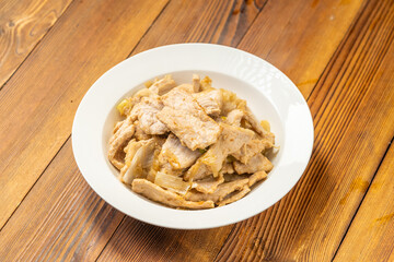 The cooking process of local specialty home-cooked scallion tenderloin