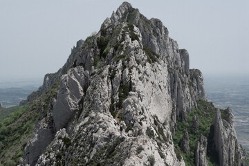 chica en la montaña