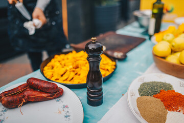 Pimentero en una mesa de un cocinero