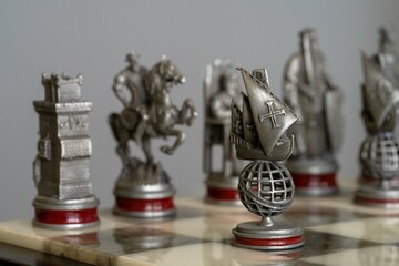 Xadrez sobre os descobrimentos; caravela portuguesa em chumbo. Jogos antigo.