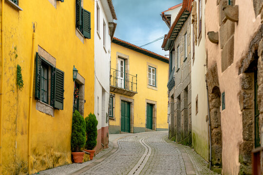 Rua antiga de aldeia hist&oacute;rica de Ucanha, Portugal. Rua colorida e t&iacute;pica.