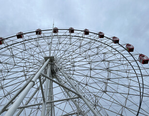 Ferris wheel or Ferris wheel is a mechanical attraction in the form of a large vertically mounted wheel, to the rim of which cabins for passengers are attached