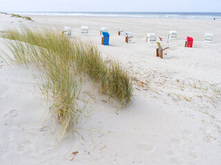 Strandkörbe in der Dünenlandschaft auf der Insel Juist, Nordsee, Niedersachsen, Deutschland