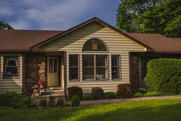 View of Midwestern house at sunset in summer - obrazy, fototapety, plakaty