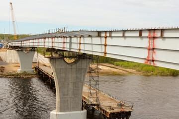 Metal structures of the new bridge on reinforced concrete supports.