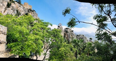 Berg Panorama mit kleiner Kapelle auf Bergspitze in Spanien 