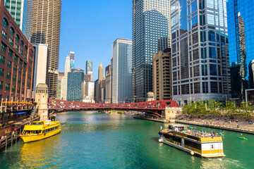 Obraz premium Sightseeing cruise at Chicago river