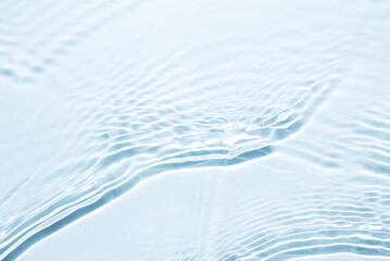 The texture of water on a blue background in bright sunlight. - obrazy, fototapety, plakaty