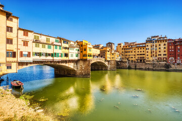 Obraz premium Ponte Vecchio Bridge during Beautiful Sunny Day with Reflection in Arno River, Florence