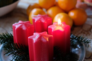 FU 2021-11-28 Advent 27 Am Adventskranz brennt eine rote Kerze