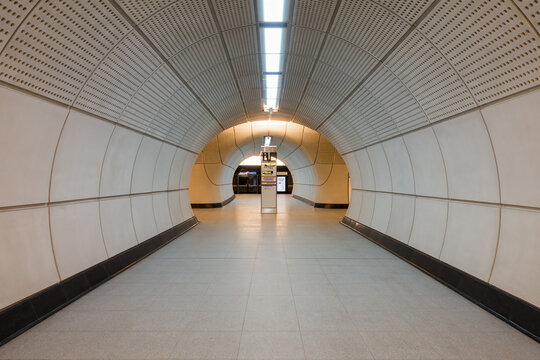 London, UK, May 25th 2022: The New Elizabeth Line, Underground Station Tunnels. This One Leads To The Central, Northern, Metropolitan And Circle Line Services.    Crossrail And Way Out Exits.